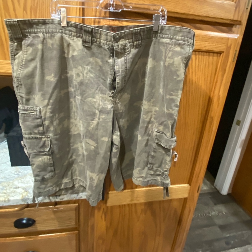 New without tags Eddie Bauer Mens size 48 cargo shorts